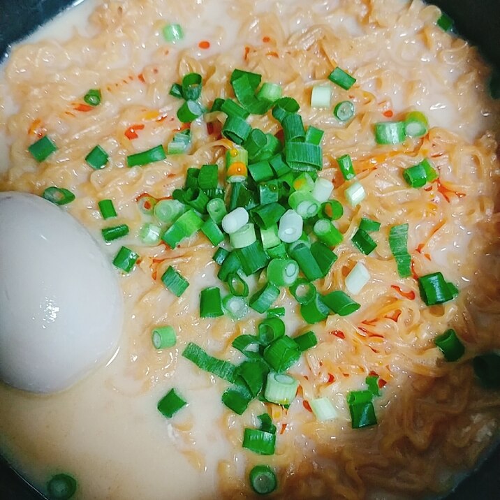 たっぷり小ネギと煮卵の牛乳チキンラーメン